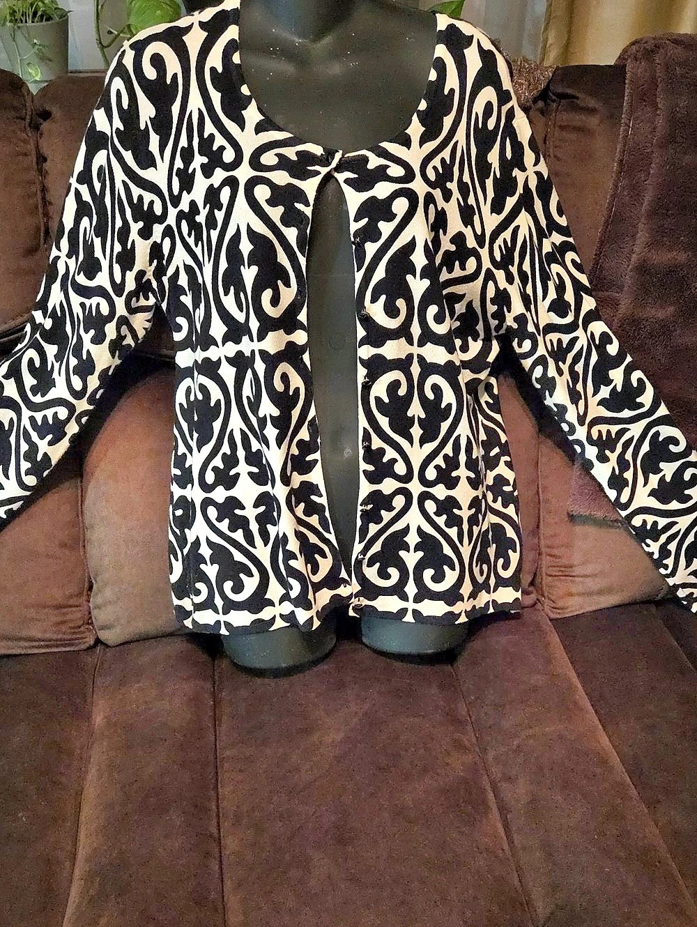 APLLESER Women's Abstract Sweater Size Medium Like New